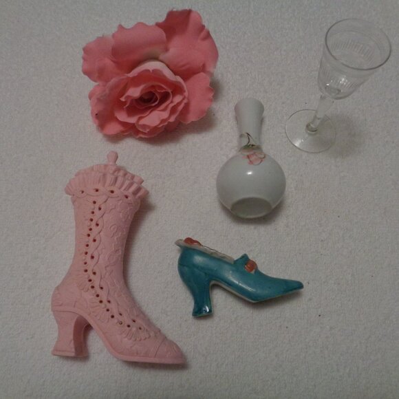 VINTAGE OLD PINK SHOE TINY BLUE SHOE TINY ETCHED GLASS SM GRAPES VASE LOT OF 4 - Picture 2 of 9
